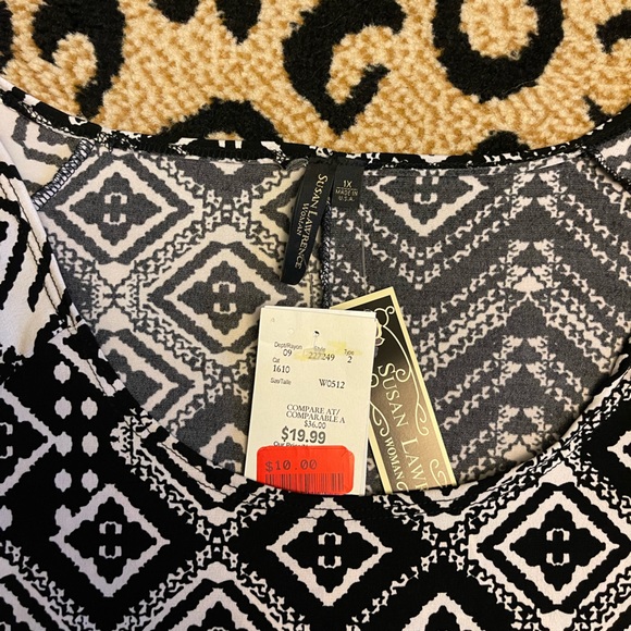 Black and White patterned cold shoulder top - Picture 9 of 9